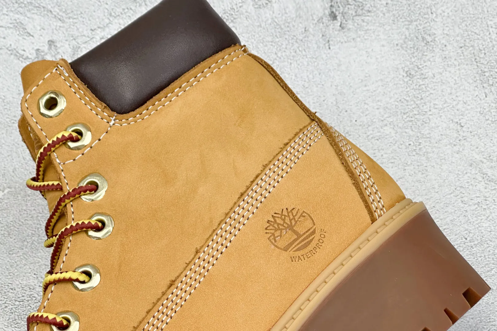 🐲💰 600 supports store Guangdong Zhongshan version of Timberland, which can’t be beaten / classic yellow high top [Female six-hole model 10361 Men’s seven-hole model 10061] Produced by OEM factory in Zhuhai, Guangdong. Orders shipped through a unified channel of Hong Kong purchasing agency. Consistent quality. Analysis of original authentic process. Imported waterproof frosted cowhide. Purple light logo anti-counterfeiting mark. Precise computer stitching. Four lines in parallel process. Dynamic waterproofing for 10,000 times of horizontal folding. Integrated Molding injection molding process (⚠️different from cold-bonded one-piece molding version) Rubber non-slip outsole is durable and wear-resistant Full genuine cowhide collar inner insole Equipped with anti-fatigue shock-absorbing honeycomb insole High comfort High practicality in daily life Classic, simple and easy to match Full set of cabinet packaging accessories Size: 35-40